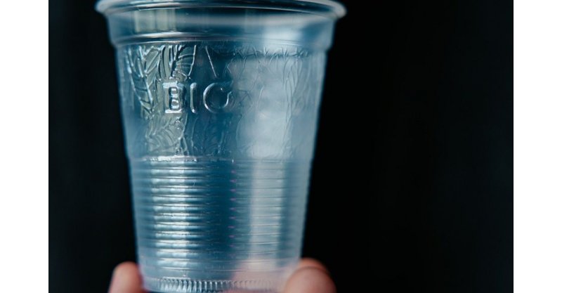 Pioneira no Brasil, indústria lança copo plástico 100% reciclável, biodegradável e que não gera microplásticos