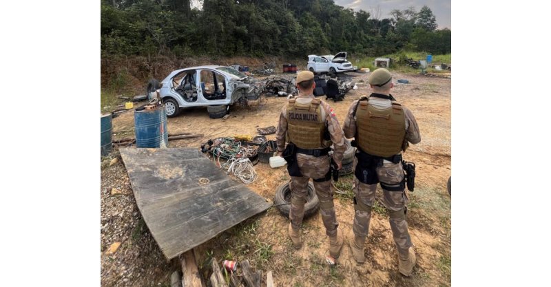 PM descobre desmanche clandestino com carros furtados em SC