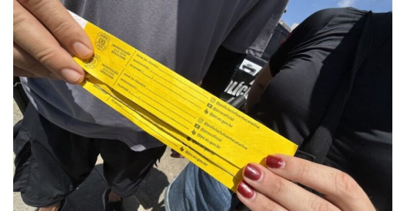 Polícia Civil distribui pulseiras de identificação para crianças em praias da região