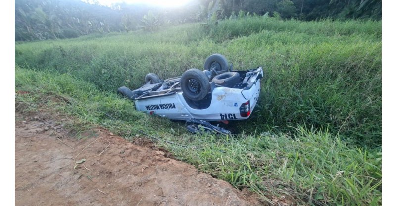 Policiais viram heróis ao salvar motociclista que fugia e ficou preso sob viatura capotada durante perseguição em SC