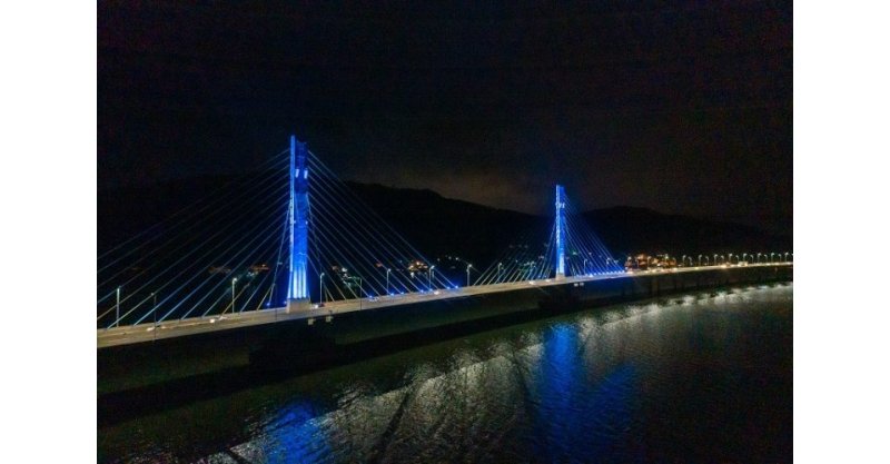 Ponte Anita fica azul em conscientização ao autismo