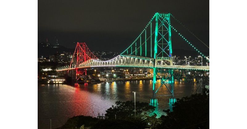Ponte Hercílio Luz ganha as cores da Itália em homenagem aos 150 anos da Grande Imigração Italiana em Santa Catarina