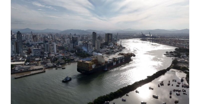 Porto de Itajaí retoma operações após interdição provocada por ciclone