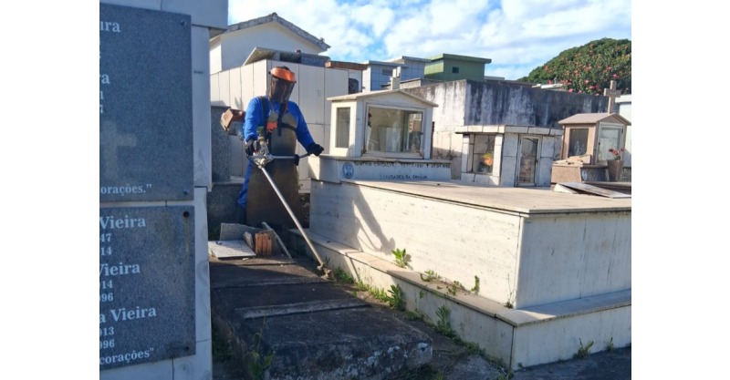 Prefeitura de Imbituba realiza limpeza dos cemitérios para o feriado de Finados