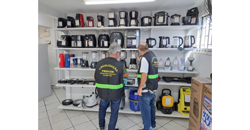 PROCON de Imbituba realiza fiscalização em lojas da região central para garantir transparência nas vendas e financiamentos