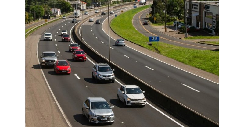 Quase 1,5 milhão de veículos devem circular na BR-101 durante o Réveillon em SC