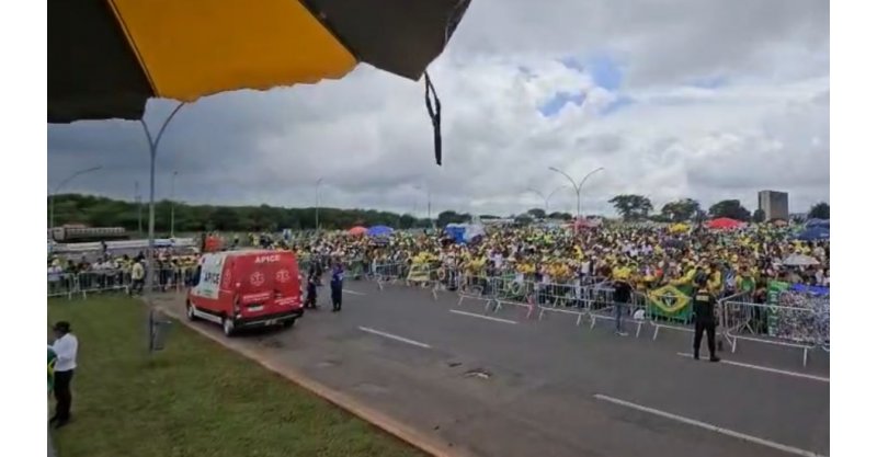 Raio atinge poste e deixa dezenas de feridos entre manifestantes que aguardavam Nikolas
