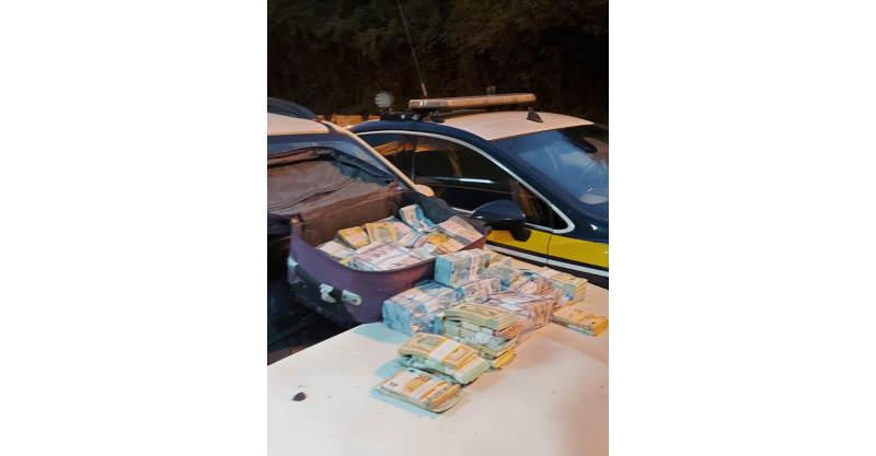 Rancho Queimado / PRF prende homem com R$ 123 mil após fuga