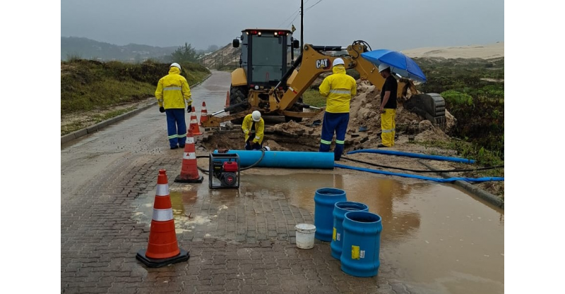 SAMAE conclui reparo após rompimento de adutora na Avenida Baleia-Franca