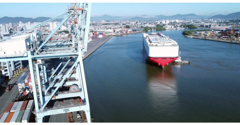 SC recebe navio com centenas de veículos de luxo em operação de alto padrão