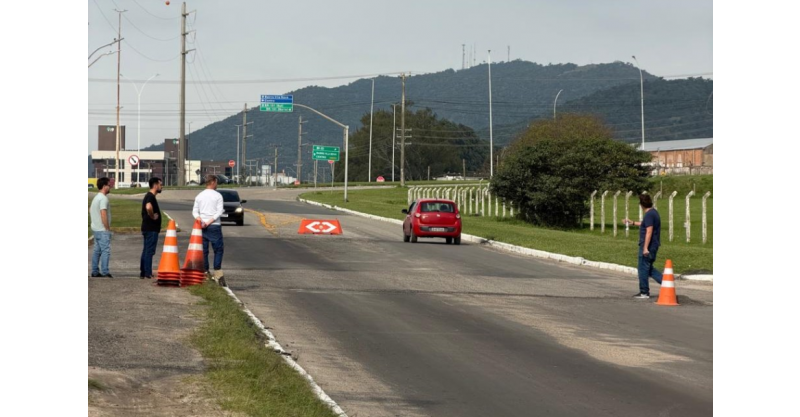 SEINF realiza vistoria no pavimento da Rua Treze de Setembro e solicita correções