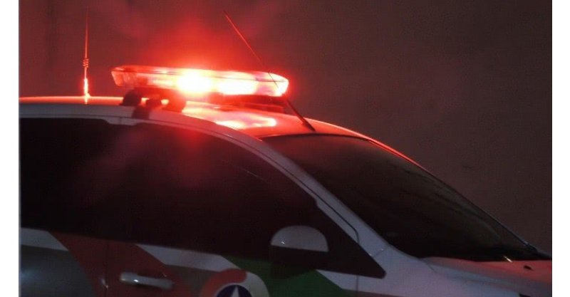 Sequência de crimes em três cidades da região termina com veículo roubado e completamente queimado