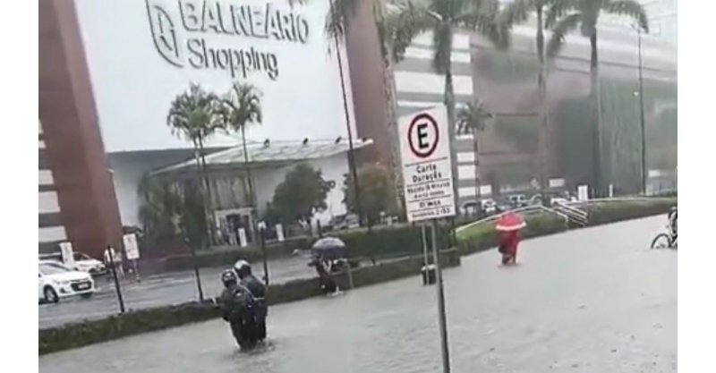 Shopping vira ‘ilha’ após temporal causar alagamentos em Balneário Camboriú