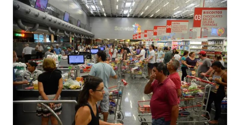 Supermercados vão fechar mais tarde no fim de semana para compensar nova lei; saiba como