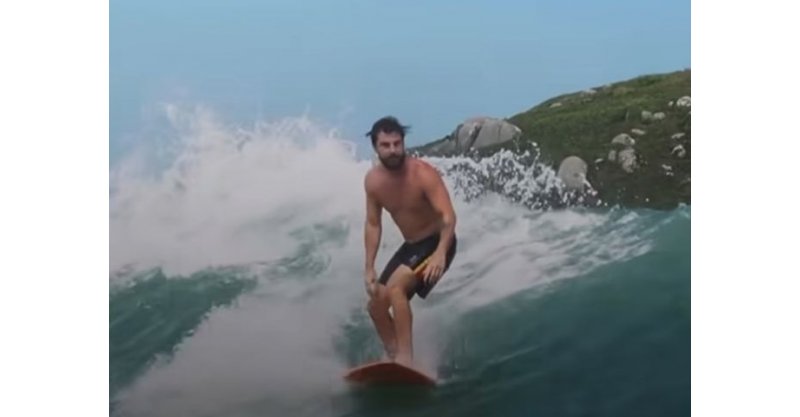 Surfista resgatado após afogamento em praia da região morre no hospital