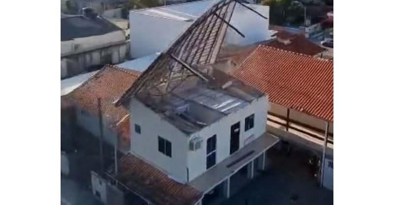 Temporais em SC arrancam telhados, arrastam piscina e granizo destrói lavouras