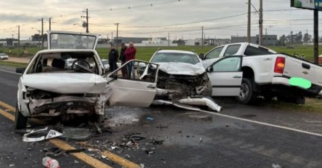  Araranguá / Acidente com três carros deixa motorista preso às ferragens e mobiliza helicóptero