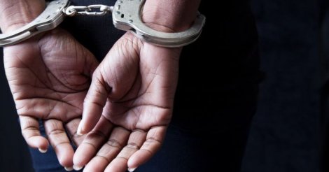  Braço do Norte / Mãe é presa por abandonar filhos de 7 e 9 anos sozinhos em casa para ir a uma festa