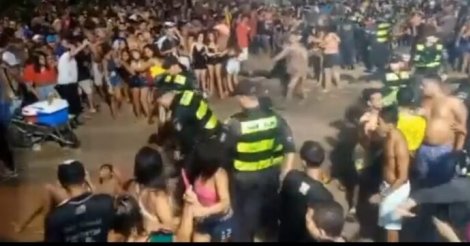  Florianópolis / Foliões invadem base da PM, agridem policial e tentam roubar arma 