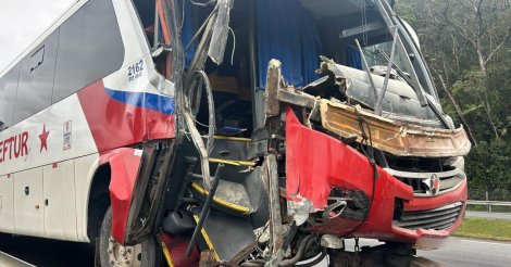  Ilhota / Ônibus fica destruído e 6 pessoas acabam no hospital após batida na BR-470, em SC
