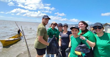  Imaruí / Ação conjunta remove lixo da Lagoa do município