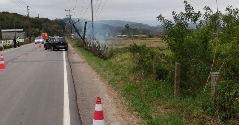  Imaruí /  Motorista sai “ileso” após colisão derrubar fios de alta tensão sobre carro na SC-437