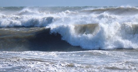  Imbituba/ Ventos/mais de 80 km/h derrubam árvores em dois pontos da cidade/Praia da Vila permanece com mar violento