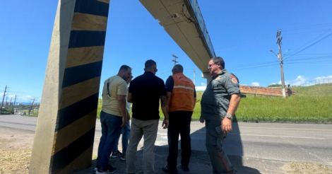  Imbituba / Acidente com caminhão prancha causa danos à passarela de acesso de escola municipal no município
