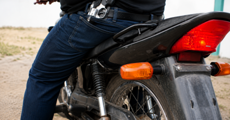  Imbituba / EXTORSÃO / Homem perde R$ 3 mil e celular após assaltante armado e de moto o ameaçar 