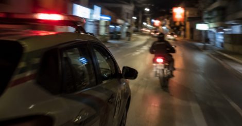  Imbituba / Homem foge em alta velocidade, coloca pedestres em risco e luta com policiais durante prisão por tráfico
