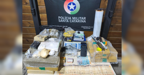  Imbituba / Mais de R$4,3 mil, drogas e arma de fogo são apreendidos e dupla é presa durante operação da PM 