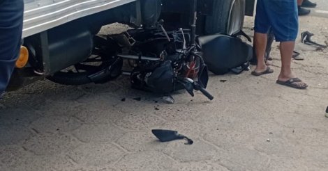 Imbituba / Moto para debaixo de caminhão e motociclista fica gravemente ferido