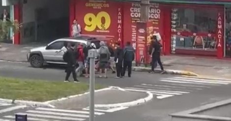  Imbituba / Pessoa em situação/rua é agredida após invadir carro em pleno Centro/cidade e volta/ser preso nesta sexta-feira