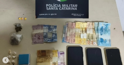  Imbituba / Polícia descobre ponto de tráfico na cidade e prende trio com drogas e balança de precisão