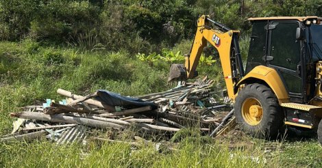  Imbituba / Prefeitura retira construções ilegais em área de preservação no município