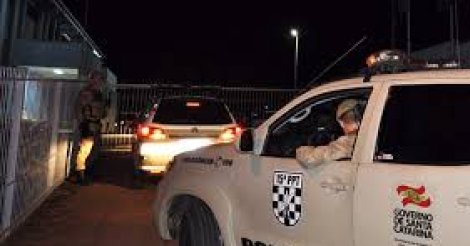  Imbituba/homem em prisão domiciliar desrespeita ordem/parada em área de tráfico/foge em alta velocidade/é detido pela PM