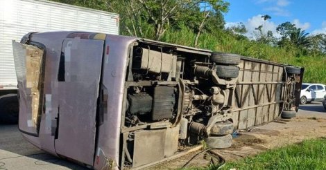  Ônibus com torcedores do Bahia tomba na BR-101, em Pernambuco