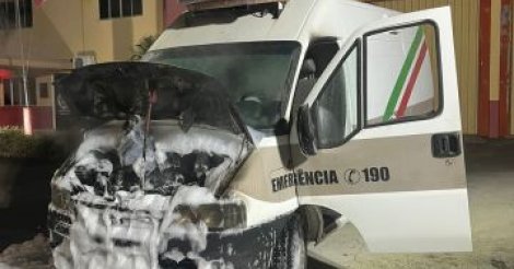  Orleans / Viatura da Polícia Militar pega fogo em frente a quartel