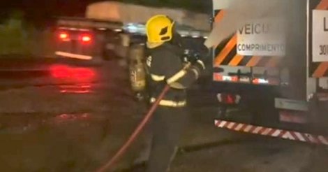  Paulo Lopes / incêndio atinge caminhão bitrem na BR-101 e destrói metade de carga de copos plásticos