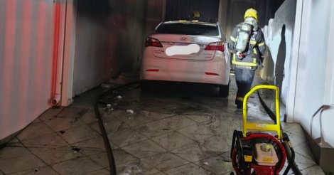  Tubarão / Homem acorda com alarme e encontra carro em chamas dentro de garagem