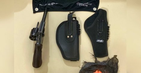  Tubarão / Quatro homens são presos após disparos com arma de fogo em frente a um bar