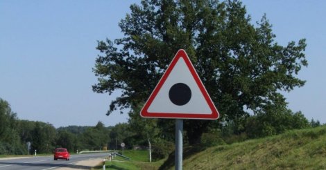 A maioria dos motoristas não sabe o que significa esta placa de trânsito e deveria