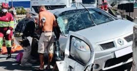 Acidente com carro da CCR ViaCosteira deixa feridos na BR-101