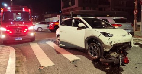 Acidente entre 3 veículos deixa motociclista ferido no bairro Estreito, em Florianópolis