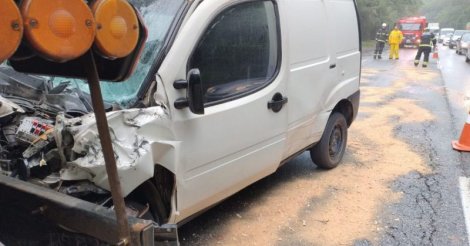 Acidente entre caminhão e furgão provoca filas no Morro dos Cavalos, em Palhoça