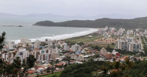 Adolescente de 15 anos desaparece no mar em SC e mobiliza bombeiros e drones nas buscas