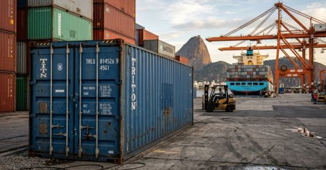 Alfândega abre contêiner suspeito/maior porto do país/apreende 410 sacos/mas/abrir conteúdo/carregamento revela novo mistério para/fiscais