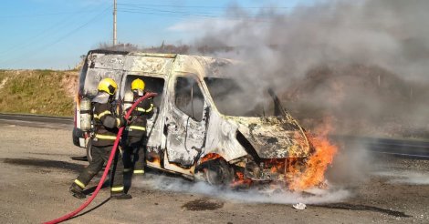 Ambulância que levava criança machucada para o hospital é destruída por incêndio na BR-282, em SC
