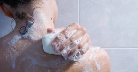 Anvisa proíbe cosméticos, sabonetes e perfumes irregulares no Brasil; consumidores devem interromper uso