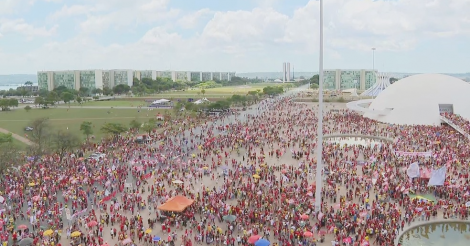 Apoiadores de Lula fazem ato no centro de Brasília
